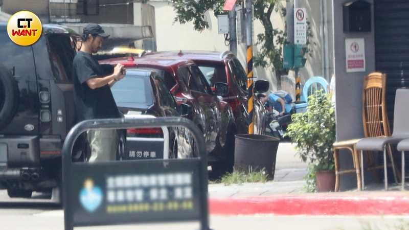 把保時捷 911 Speedster 停在汽車美容店後，阮經天走到店外，拿出手機替愛車拍照記錄。（圖／本刊攝影組）