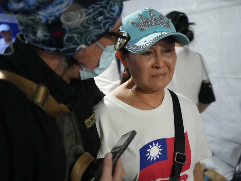 新北市汐止金山萬里區議員參選人何元楷稍早傳出身體不適送醫，其母親在旁相當焦急。（圖／立委羅智強提供）&nbsp;&nbsp;