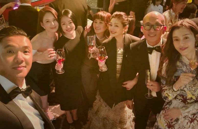 大S（右三）上個月底才出席王偉忠女兒王羚的歸寧宴。（圖／翻攝臉書）