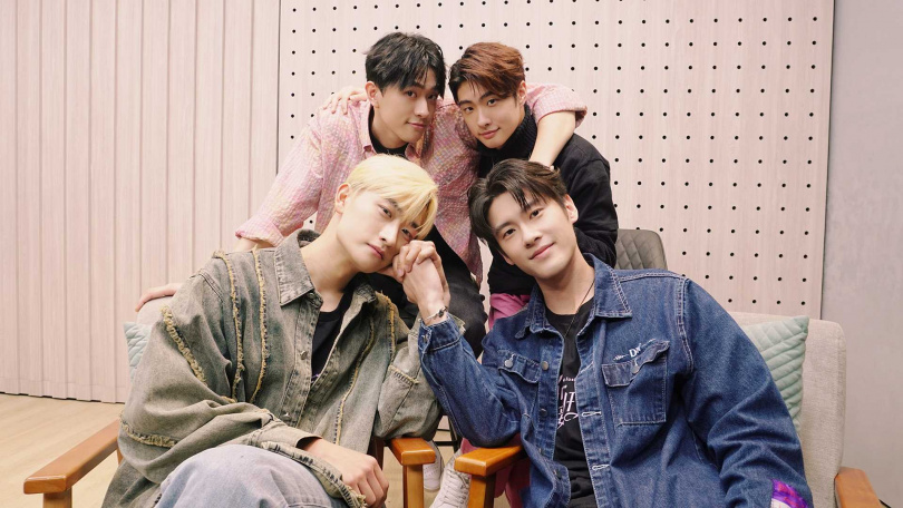 《獨佔接班人》主演群毛祁生(左下)、張家陞(右下)、徐瑋澤(左上)、朴靖恆(右上)首播映後直播。(圖/LINE TV提供)