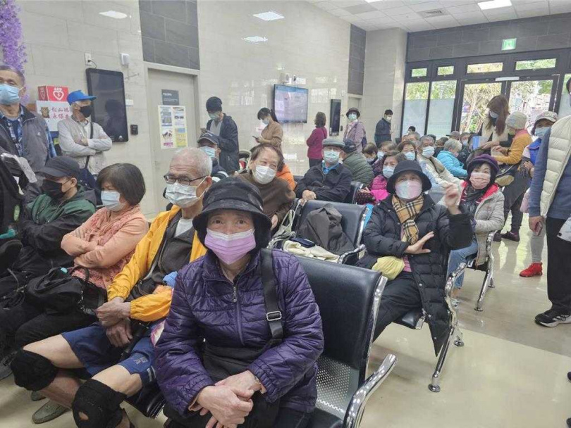 衛福部增購的10萬劑公費流感疫苗20日開打，台北市立聯合醫院信義門診部一早就湧入搶打民眾。（圖／謝佳君攝）