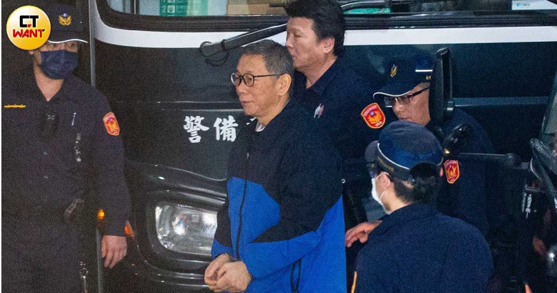 柯文哲稍早已搭囚車抵北院，準備接受提訊聲請解除禁見。（圖／黃耀徵攝）