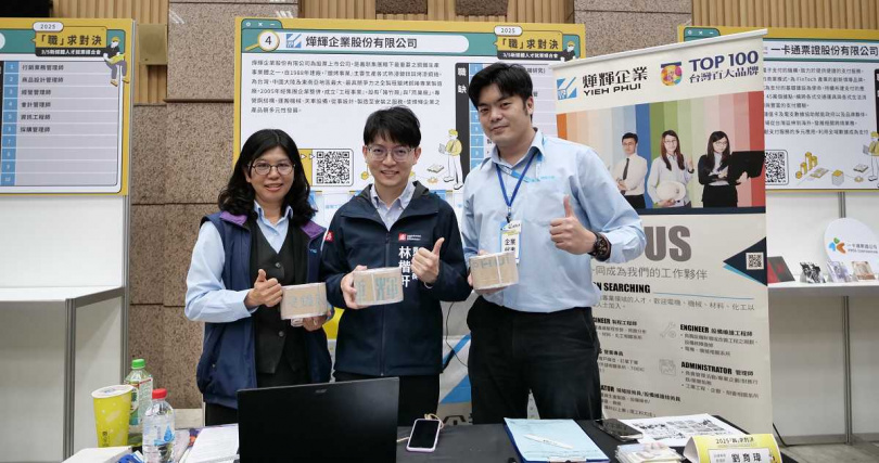 高雄市政府青年局局長林楷軒（中）與燁輝企業HR劉育瑋（右）合影，該HR曾是「新媒體行銷管理師」證照學員，透過培訓成功轉職，如今以企業代表身分回到媒合會招募新血，展現證照的實用價值與產業認可度（圖／高雄市政府提供）。