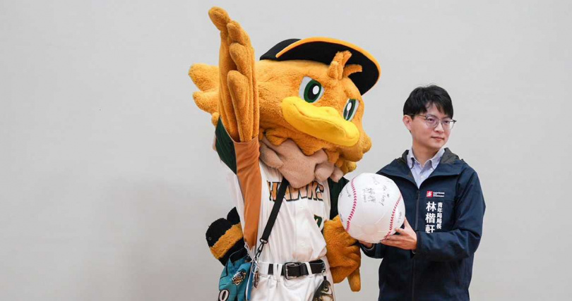 媒合會開幕儀式由台鋼雄鷹吉祥物「TAKAO」與高市青年局長林楷軒（右）攜手揭開序幕，透過傳遞、投擲和揮棒動作，象徵青年勇敢追夢、開創美好未來的願景（圖／高雄市政府提供）。