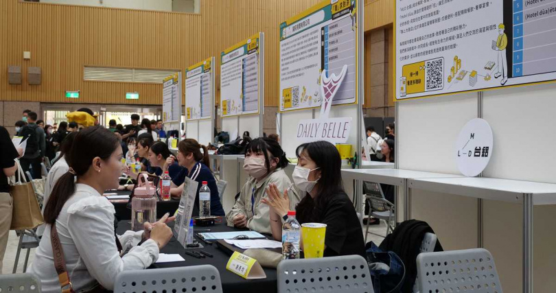 「職求對決 高雄新媒體人才就業媒合會」今（5）日於鳳山行政中心大禮堂登場，包含HTC、霹靂布袋戲、夢時代等26家知名企業釋出超過百項職缺（圖／高雄市政府提供）。