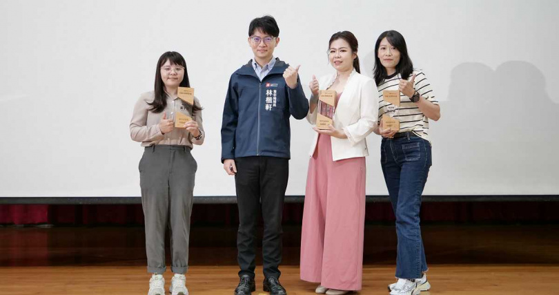 高市青年局長林楷軒（左二）頒發「傑出學員獎」給予「行銷大師養成計畫」結訓後的學員，肯定學員在各產業領域的傑出表現（圖／高雄市政府提供）。