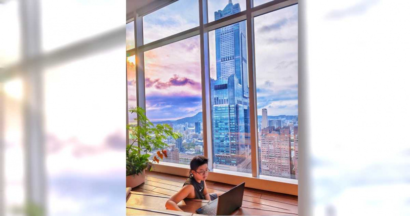 住在85大樓旁的酒店內李昀溙透過大片落地窗仔細觀察，慢慢的把85大樓細節加入他的遊戲世界中。（圖／Finny提供）