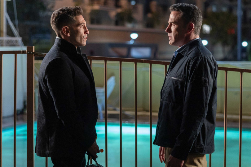 《會計師2》班艾佛列克、強柏恩瑟兄弟檔聯手對抗犯罪集團。（圖／華納兄弟提供）