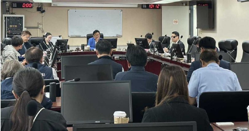 針對是否能在捷運站「禁止飲食區」販售食物一事引發民眾熱烈討論，台北捷運公司23日重新向北市議會法規委員會提案，不再爭取開放販售食物。圖為北市議會法規委員會。（圖／中國時報記者丁上程攝）