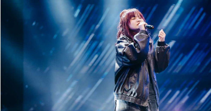 踢館選手張幃演唱〈心痛的感覺〉。（圖／踢帕娛樂提供）