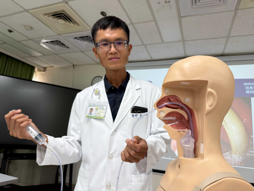 吳明駿醫師提醒,鼻胃管插入與拔除都是侵入性醫療行為,民眾遇到餵食困難應到醫院找醫師協助解決,切勿自行處理以免危險。(圖/衛生福利部臺中醫院提供)