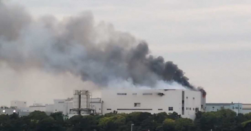 有附近民眾拍下工廠大火後濃煙狂竄畫面。（圖／翻攝自X）