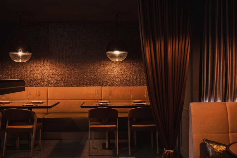 Afterglo餐酒館在空間中融入不同層次的金黃、橙紅、古銅、咖啡棕，以其象徵日落時分的魔幻時刻。（圖／Afterglo提供）