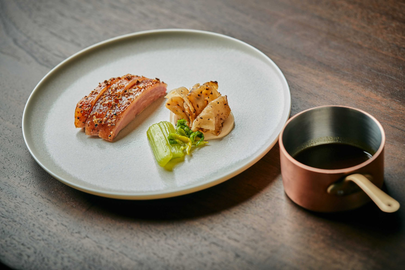 首爾米其林二星Restaurant Allen招牌菜色「香煎鴨胸佐西芹與塊根芹」。（圖／寒居酒店提供）
