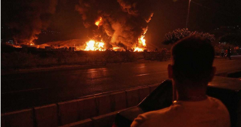 伊朗男子目睹石油儲存設施被以色列空襲。