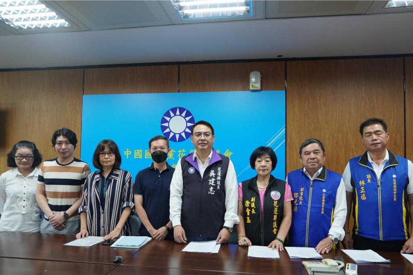 花蓮縣議會國民黨團今天與統帥大樓災民楊振青(左四)、蓮花大樓管委會主委張惠蘭(左三)及2戶災民召開記者會,還原馥邑京華大樓還未拆除的狀況。(圖/中時記者羅亦晽攝)