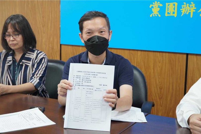 花蓮統帥大樓災民楊振青今天出示縣府曾與災民開會的會議記錄,反駁馥邑京華大樓監委黃展宏稱縣府將災後重建甩鍋中央的說法。(圖/中時記者羅亦晽攝)