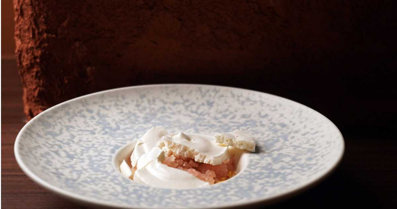 「青芒果奶霜、奶粉奶酥、葡萄柚」底層以碎芒果肉與奶油乳酪拌勻而成，中層為葡萄柚冰沙、上層覆上以奶粉製成的酥脆碎片。（圖／魏妤靜攝）