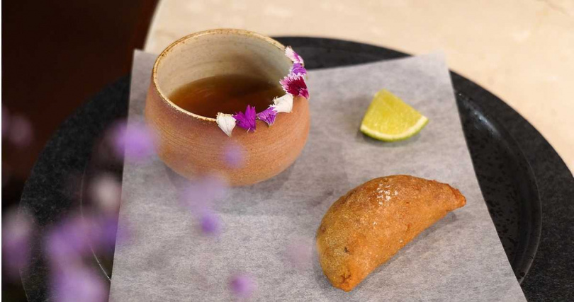 「Senda小徑」體驗套餐首道開胃小點「風味高湯、玉米餅、Tucupi醬、迷你芭樂」。（圖／魏妤靜攝）