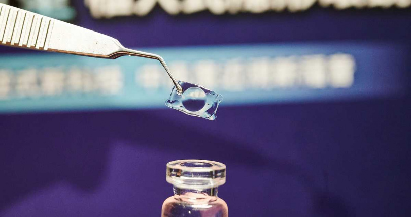 EVO ICL微中央孔設計，使眼內房水能自然流通，長期穩定於眼內，提升整體手術舒適度與安全性。（圖／大學眼科品牌提供）