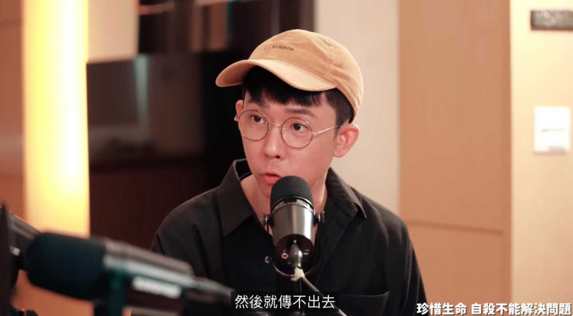 阿滴打算輕生前，傳給爸媽的訊息遲遲無法按下傳送。（圖／范琪斐的美國時間YouTube）
