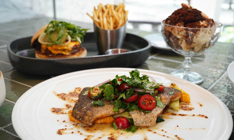 「香煎鱸魚」（前）、「巨大花生醬巧克力夢幻聖代」（右）都是品牌推薦必吃菜色。（圖／魏妤靜攝）