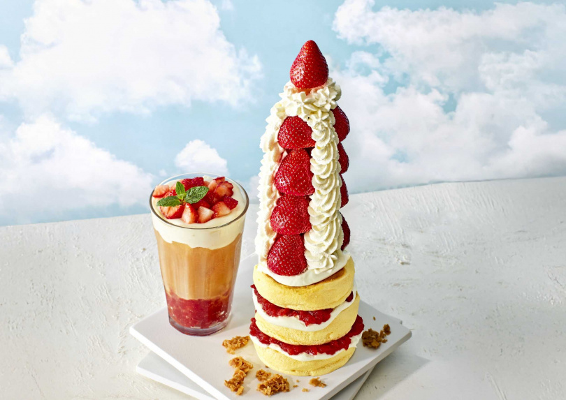 開幕期間限量推出的信義店限定FLIPPER’S「Taipei 101 Strawberry Tower套餐」，有35cm高的「舒芙蕾草莓塔」與「草莓起司奶蓋飲」。（1,010元，圖／FLIPPER’S提供）