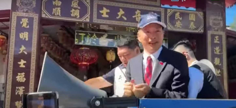 韓國瑜歷經726、823賣力輔選，連頭皮都黑了一圈，有民眾今天遞給他一頂帽子遮陽，他也笑著表達感謝（圖／中天新聞）