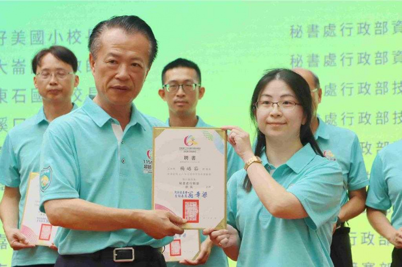 嘉義縣長翁章梁頒聘書給執行委員會幹部。（圖／中國時報呂妍庭攝）