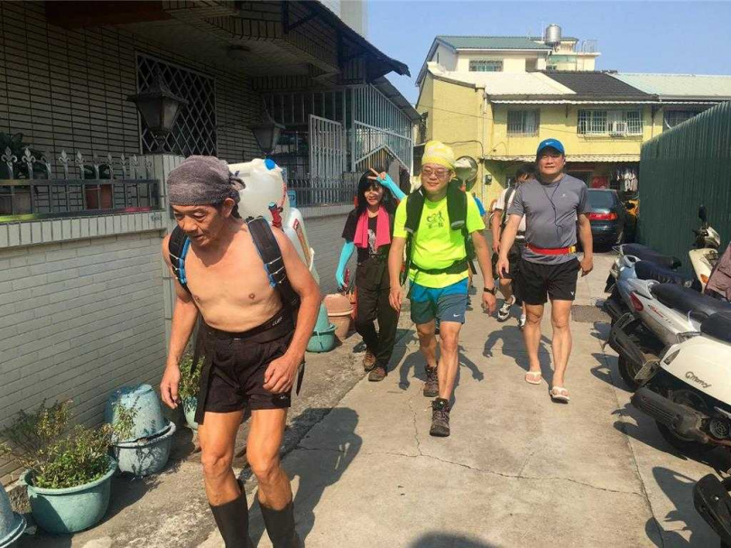 洪木生揹水上山30多年來如一日。（圖／蔡侑霖提供）