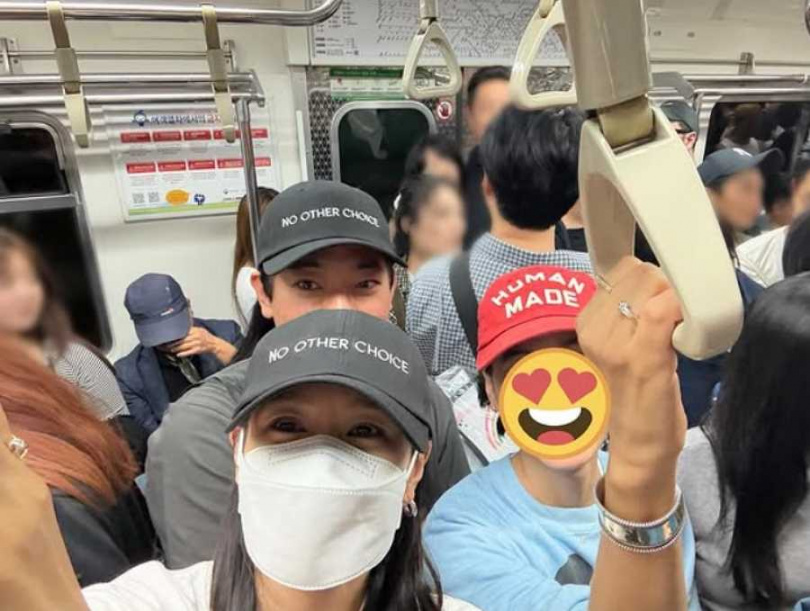孫藝真工作結束後與團隊搭地鐵回家,只戴著口罩卻沒被其他乘客發現,讓許多粉絲在螢幕前羨慕到不行。(圖/翻攝自孫藝真Instagram)