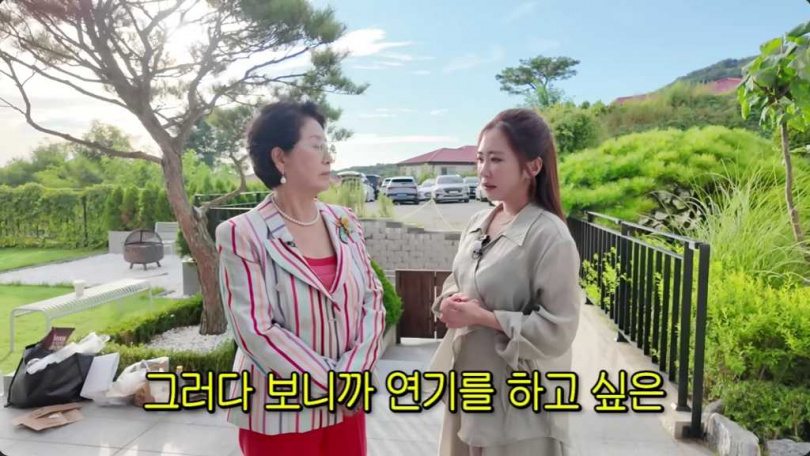 金成恩(右)日前登上鮮于龍女(左)的YouTube節目,久違合體重現《順風婦產科》嬤孫情誼。(圖/翻攝自YT,@순풍 선우용여)