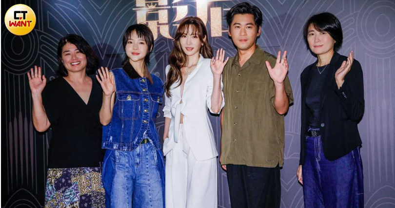 嚴藝文（左一）認為自己過了最想得獎的時間。（圖／趙文彬攝）