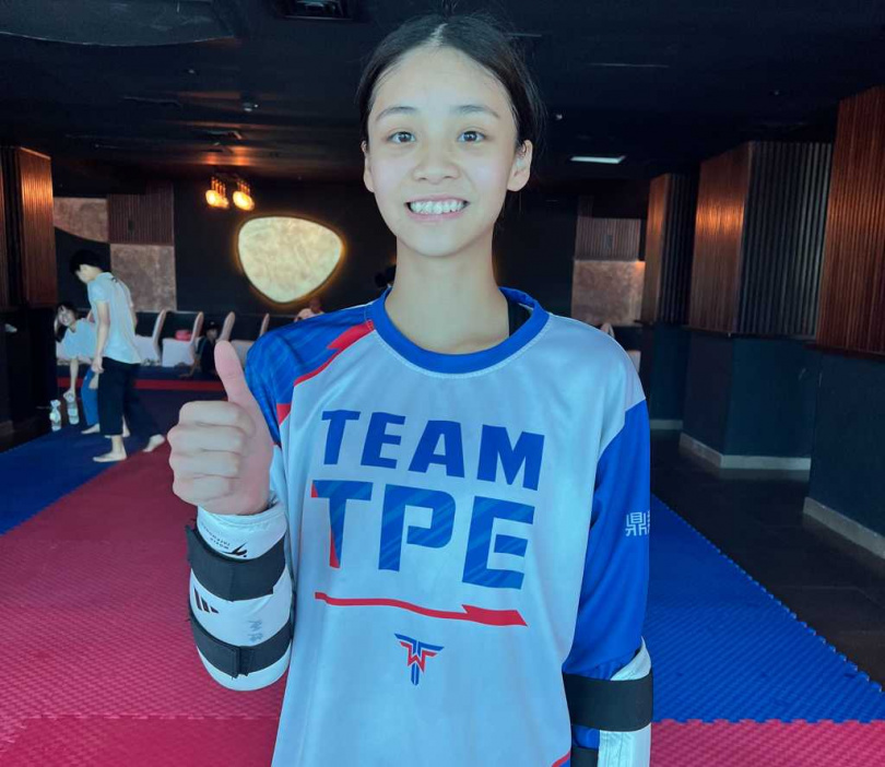 巴林亞青運開幕式中華隊掌旗官女子跆拳道選手王婕菱。(圖/中華奧會提供)