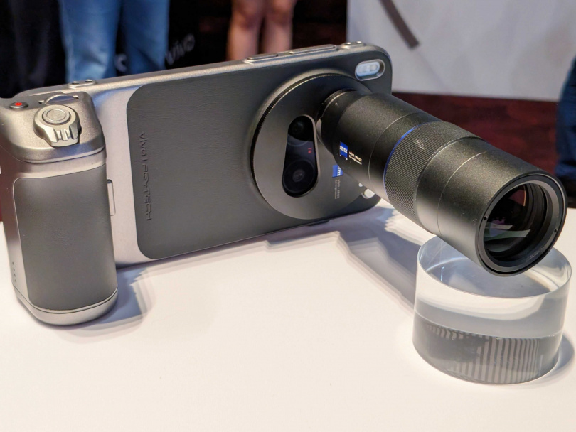 裝上2.35倍長焦增距鏡的X300 Pro。(圖/廖梓翔攝)