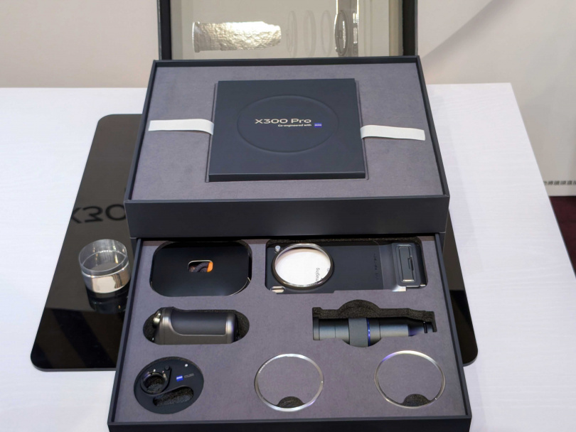 預購就送的蔡司長焦增距套組。(圖/廖梓翔攝)