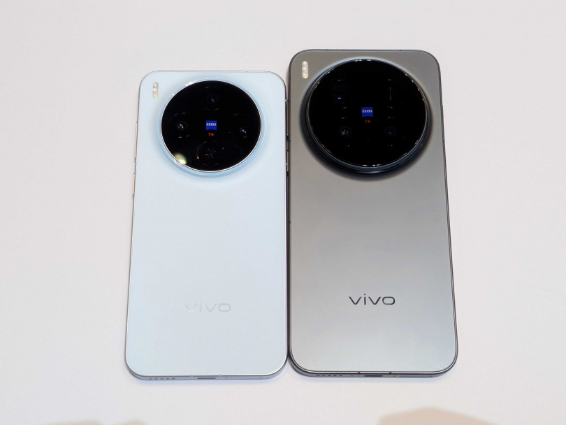 左為6.31吋的vivo X300,右為6.78吋的vivo X300 Pro。(圖/廖梓翔攝)