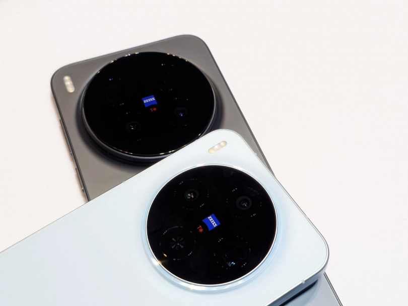 兩台手機除了在尺寸上有明顯差距外,在主鏡頭的鏡頭配置上也有所不同。