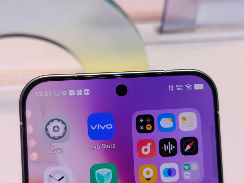 vivo X300的前鏡頭。(圖/廖梓翔攝)