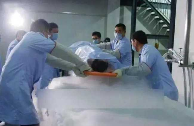 癡情男不捨妻癌逝，「冷凍遺體」盼復活。（圖／翻攝自微博）