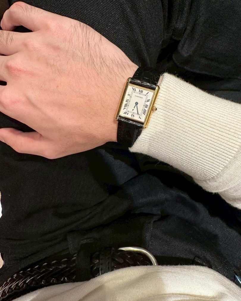 王男經常向A女表達「覺得……很漂亮」、「這支錶我看了6年」，A女為愛付出卻慘遭欺騙。圖為A女所送卡地亞Tank Louis中古錶。（圖／投訴人提供）
