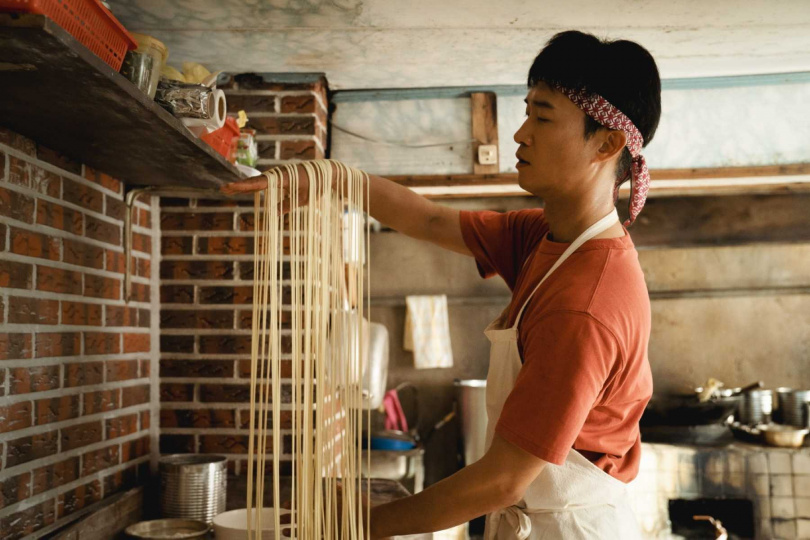 為了詮釋拒當老大的廚師，不擅料理的趙宇鎮拜師「黑白大廚」呂敬來與朴恩影。（圖／采昌提供）