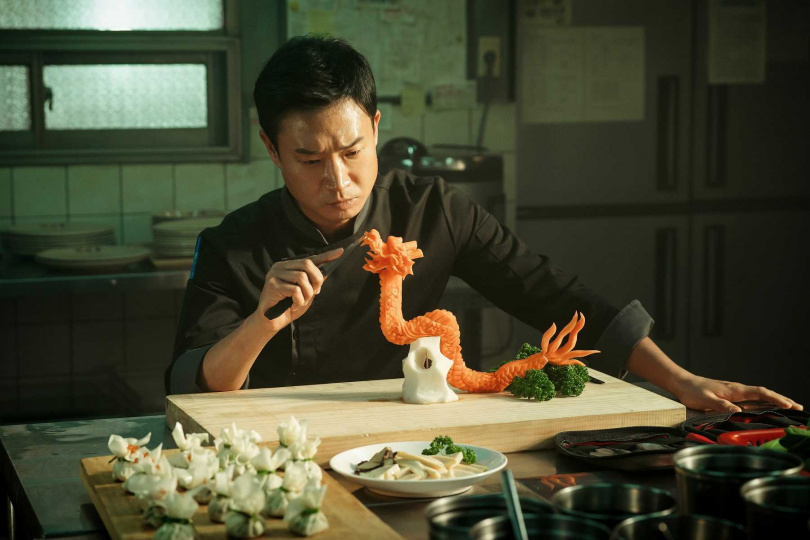 趙宇鎮積極勤練廚藝，甚至在餐廳休息時跑去練習。（圖／采昌提供）