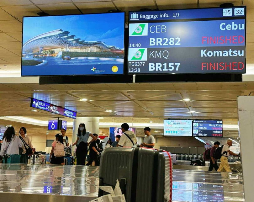 桃園機場航班顯示系統有效整合航班動態與行李轉盤資訊。(圖片提供/桃園機場)