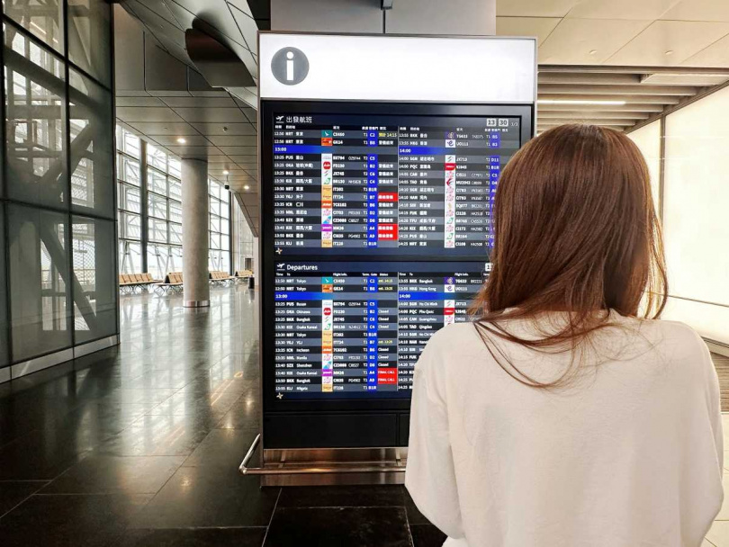 新的FIDS系統採用大字體、清晰色彩對比及統一資訊排列方式,方便各國旅客輕鬆閱讀。(圖片提供/桃園機場)