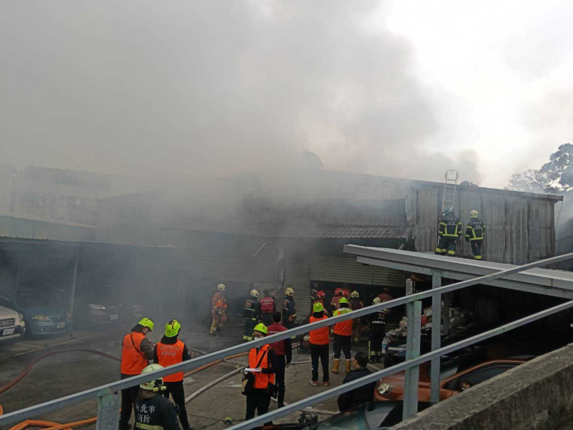 中和鐵皮倉庫惡火狂燒，濃煙竄天奪命釀1人焦屍身亡。（圖 ／翻攝畫面）