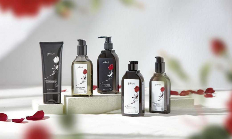 juliArt覺亞新推出的「洸影玫瑰系列」，弱酸性的胺基酸成分，不怕過度刺激染後敏弱頭皮，可有效降低褪色風險、延長髮色持久度，讓髮色維持亮澤、通透，成為染後修護與護色不可或缺的日常基礎。（圖／品牌提供）