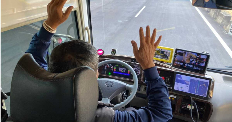 台灣近年積極推動自駕車發展，相關制度設計幾乎全權交由車安中心主導。學者憂心，若沿用過往審議會模式，發展恐長期停留在「沙盒」階段。圖為台灣測試自駕公車。（圖／報系資料照）