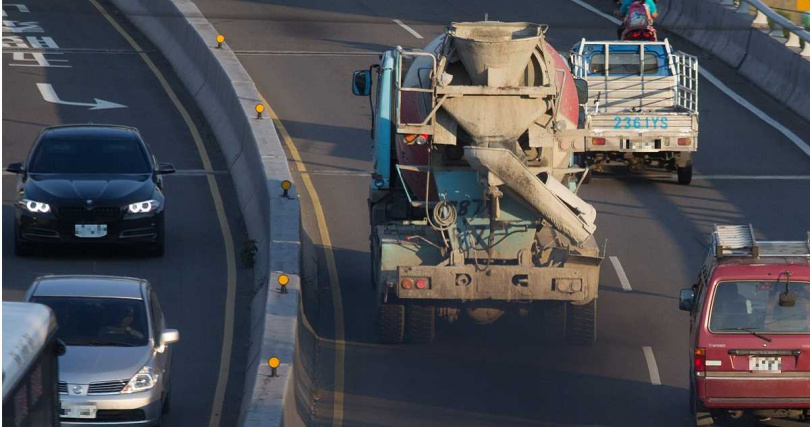 車安中心過去在召開混凝土攪拌車相關規範的審議會時，竟未通知實際主要使用者之一的「台灣預拌混凝土工業同業公會」與會。（示意圖／報系資料照）