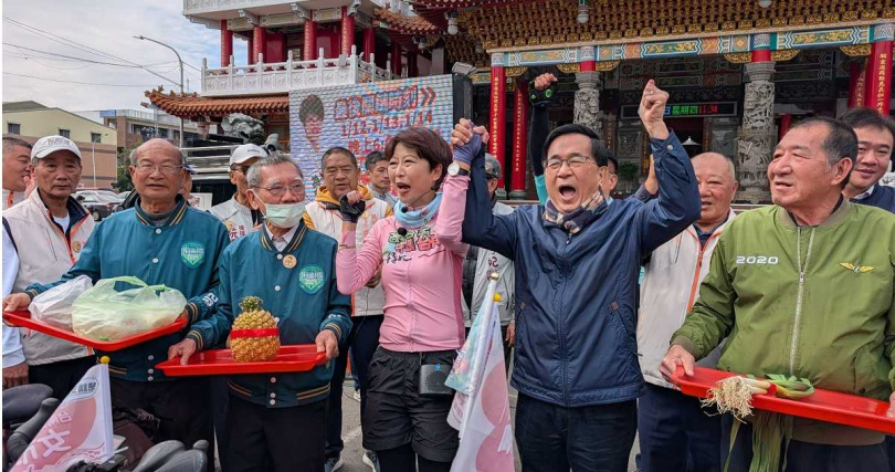 前總統陳水扁（右2）近日力挺「巧遇」的立委陳亭妃（右3）代表民進黨競選台南市長，陳亭妃也在15日公布的電話民調中勝出，由於她當選市長機率非常高，目前立委位置由誰接棒，已有角力暗盤。（圖／翻攝自立委陳亭妃媒體群組）